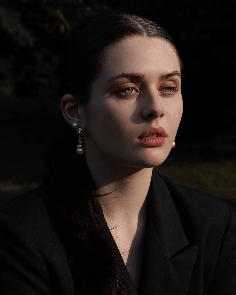 Portrait einer jungen Frau mit blauen augen und Roten Lippen