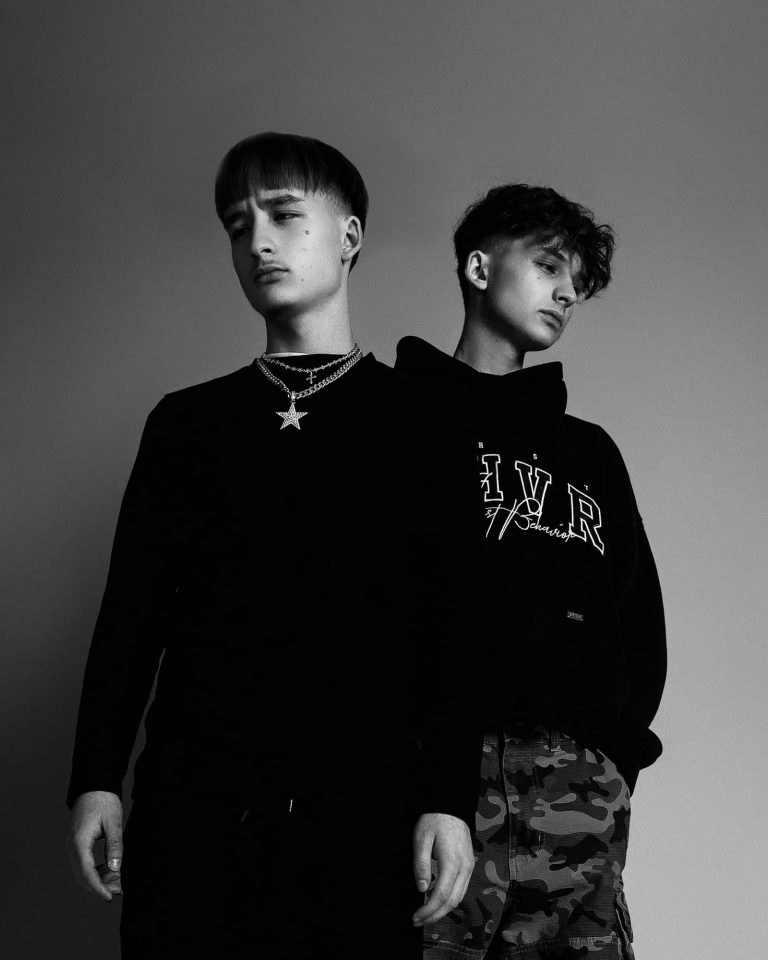 Studioportrait in Schwarz Weiß von zwei Jungs von unten Fotografiert