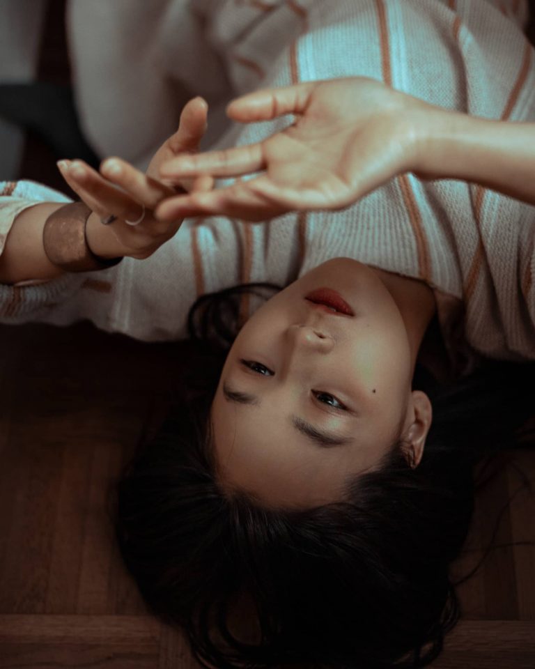 Portrait einer asiatischen Frau die auf dem Boden liegt